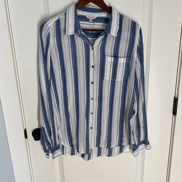 WOMANS MEDIUM LUCKY BRAND BUTTON UP BLOUSE BLUE STRIPED, COOL BEACHY COMFORTABLE - Picture 1 of 6